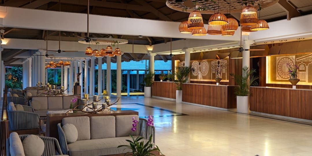 Recepción del hotel iluminada de noche