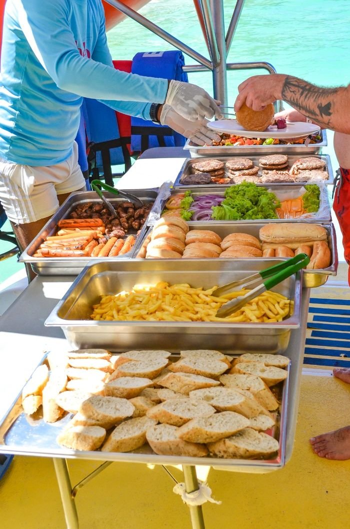 Bandejas con hamburguesas, salchichas, papas fritas y pan